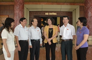 Các đại biểu dự kỳ họp thứ ba, Quốc hội khóa XII, trao đổi ý kiến trong giờ giải lao.