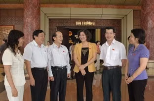 Các đại biểu dự kỳ họp thứ ba, Quốc hội khóa XII, trao đổi ý kiến trong giờ giải lao.