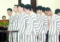 Các bị cáo trong đường dây
thi hộ đại học trước tòa.