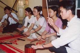 Thanh niên xã Cổ Đạm học ca trù.