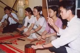 Thanh niên xã Cổ Đạm học ca trù.