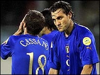 Các cầu thủ Italy tiếc nuối<br>khi phải chia tay euro 2004.