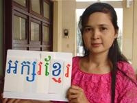 Cô Sơn Thị Thia, giáo viên dạy tiếng
Khơme của Trung tâm Ngoại ngữ
báo chí (Thông tấn xã VN), giới thiệu
bộ chữ Khơme lắ