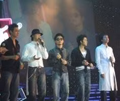 Nhóm nhạc V4men và MC Anh Tuấn giao lưu với khán giả TPHCM.