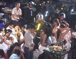 Đột kích vũ trường New Century
(Ảnh: Công an TP Hồ Chí Minh).