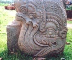 Phù điêu rắn Naga ba đầu chạm khắc
một bên vừa được phát hiện. 