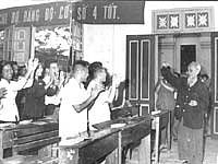 Chủ tịch Hồ Chí Minh với
lớp Đảng viên mới năm 1966.