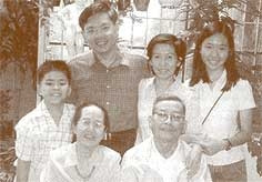 TSKH Bùi Tá Long cùng gia đình.