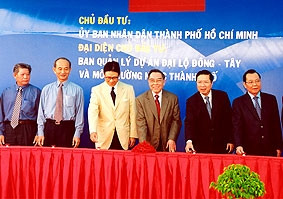 Thủ tướng Phan Văn Khải<br> phát lệnh khởi công.