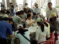 Thí sinh nộp hồ sơ ĐKDT năm 2004 <br>tại Nhà văn hóa Thanh niên<br> TP Hồ Chí Minh.