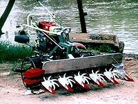 Máy gặt lúa của cơ sở Vĩnh Hòa.