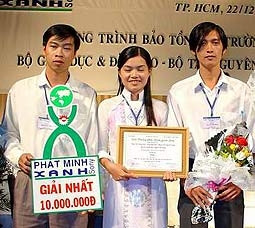 Từ trái sang: Đặng Ngọc Huê, Phan Thị
Thanh Hoài và Nguyễn Bá Dũng nhận
giải "Phát minh xanh Sony 2004".