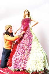 Chị Lương trang trí
chiếc áo cưới kết bằng hoa.