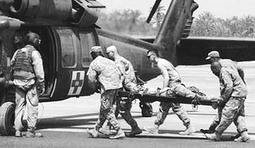 Lính Mỹ bị thương được đưa đi cấp cứu trong một vụ nổ bom ở Iraq.