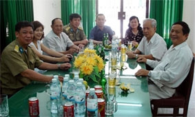 Từ phải qua: AH LLVT Lê Hải, AH LLVT
Lâm Văn Lích, phu nhân AH LLVT Lưu
Huy Chao, Thượng tá chính ủy sư đoàn 37