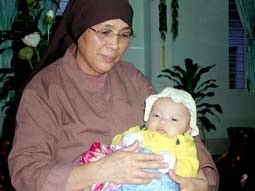 Ni sư Thích Nữ Minh Tú cùng em bé
mồ côi ở chùa Đức Sơn.