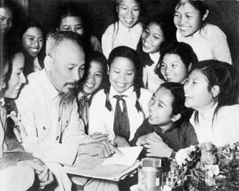 Đại biểu học sinh Trường TH Trưng Vương (Hà Nội) đến chúc thọ Bác Hồ, tháng 5-1956.