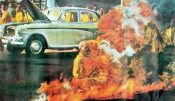 Hoà thượng Thích Quảng Đức tự thiêu để<br>phản đối chế độ Sài Gòn năm 1963.