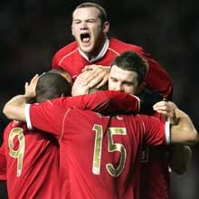 Manchester United
giành ngôi đầu bảng.