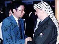 Ông Arafat ký tặng ảnh cho
phiên dịch viên
Nguyễn Quang Khai ở Hà Nội.