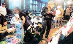 Mua bán sách trên vỉa hè.