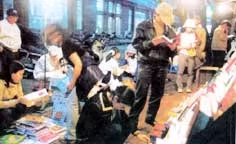 Mua bán sách trên vỉa hè.