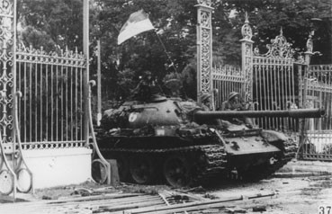 <I>11 giờ 30 phút ngày 30-4-1975 quân ta chiếm Dinh Độc Lập.</I>