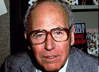 Nhà tiểu thuyết có đông bạn đọc nhất