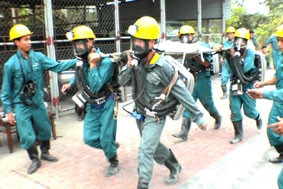 Đội cứu hộ hầm lò luyện tập đối phó
sự cố trong tình huống khẩn cấp.