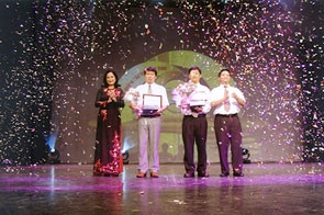 Đạo diễn Lương Đình Dũng (thứ hai từ
trái sang) đang nhận giải Quả cầu vàng
của Hiệp hội quảng cáo Việt Nam.