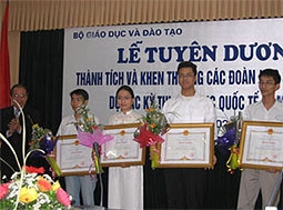 Thứ trưởng Trần Văn Nhung trao<br>bằng khen cho bốn gương mặt vàng.