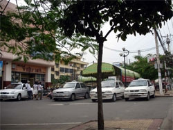 Taxi dù chờ khách ở
siêu thị Marximax Cộng Hòa.