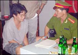 Nguyễn Bá Hiệp (trái) tại cơ quan công an.
(Báo: BR-VT)