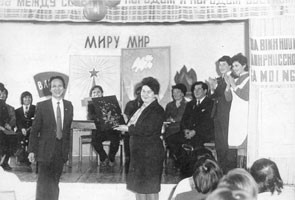 Tác giả bài báo tặng các bạn Liên Xô
(trước đây) bức tranh sơn mài Việt Nam.