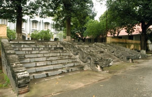 Rồng đá trước nền Điện Kính Thiên.