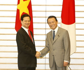 Thủ tướng Nguyễn Tấn Dũng và
Thủ tướng Nhật Bản Ta-rô A-xô.