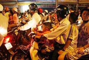 Hàng trăm người đứng kẹt cứng
trên đường Trần Hưng Đạo
để xem múa lân.