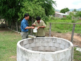 Giếng nước của các nhà dân gần đồng muối
Thông Thuận đều bị nhiễm mặn.