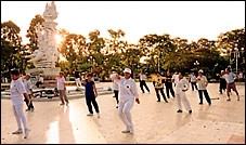 Thể dục dưỡng sinh giúp người
cao tuổi sống khỏe mạnh.