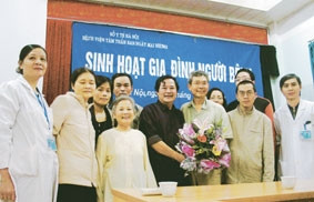 Một buổi sinh hoạt gia đình người bệnh
tại Bệnh viện tâm thần ban ngày
Mai Hương (Hà Nội).