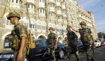 Sáng nay, lực lượng tăng cường đã được điều động đến khách sạn Taj Hotel Palace (ảnh: Reuters)