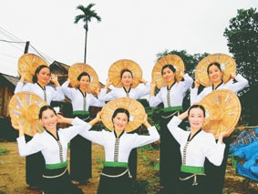 Tiết mục múa nón của dân tộc Thái
ở Quỳnh Nhai.
