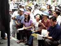 Phụ huynh học sinh tìm hiểu
thông tin tuyển sinh vào lớp 10.