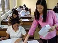 Thí sinh dự thi đại học bằng
đề chung của Bộ năm 2004.
