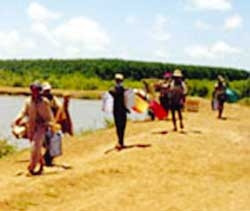 Xăng dầu tiếp tục chảy qua biên giới