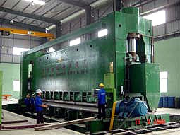 Vận hành thử máy uốn vỏ tàu lớn nhất
Đông Nam - Á tại Công ty công nghiệp
tàu thủy Nam Triệu.