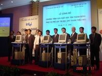 Nhóm những nhà sản xuất
máy tính Thánh Gióng tại buổi lễ triển khai chương trình.