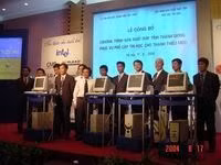 Nhóm những nhà sản xuất
máy tính Thánh Gióng tại buổi lễ triển khai chương trình.