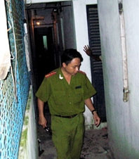 Công an khám nghiệm dãy nhà trọ hai cô gái ở.
(Ảnh: VN Media)