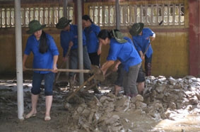Các sinh viên tình nguyện tham gia khắc
phục hậu quả lũ, lụt vừa qua ở Yên Bái.